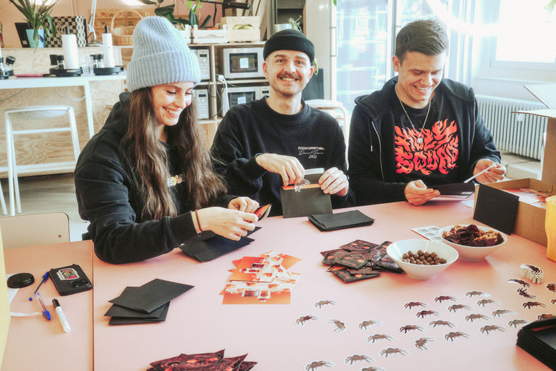 <p>HOLY.Linda, HOLY.Benny & HOLY.Lucas beim Verpacken der 1.000 Halloween Send-outs </p>