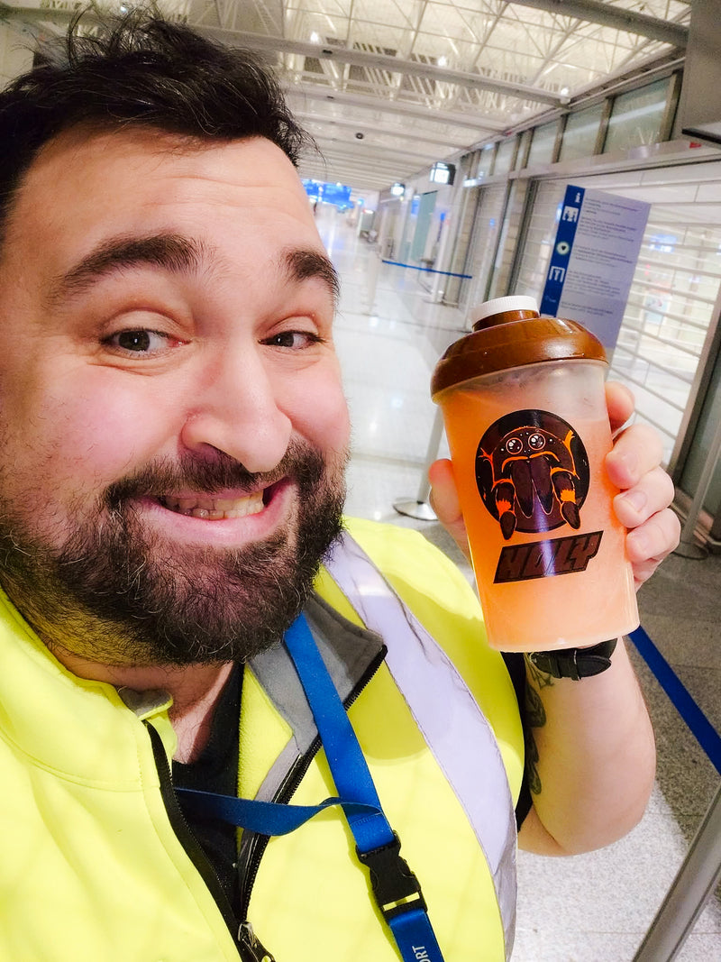 <p>Alles was Squad Member Dennis für seine Nachtschicht am Flughafen braucht </p>