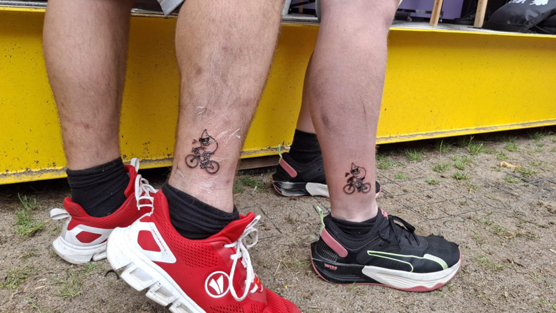 <p>Unsere Fahrradmäuse Stefan & Jessica haben sich ihr allererstes Tattoo auf dem Lollapalooza stechen lassen</p>