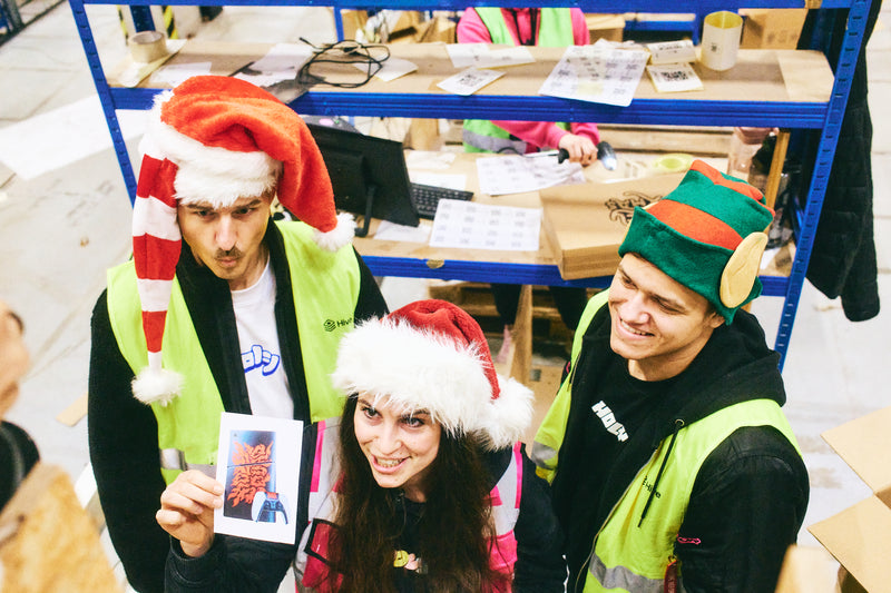 <p>HOLY.Benny, HOLY.Linda & HOLY.Lucas verstecken als Weihnachtswichteleinen PlayStation Gutschein random im Warehouse – 2025</p>