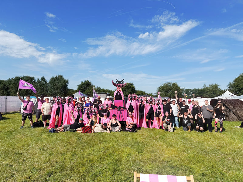 <p>Gruppenfoto im HOLY Squad Camp auf dem Wacken Open Air 2026 mit Hohepriester & Gefolge bei der Goodie Bag-Überraschung</p>