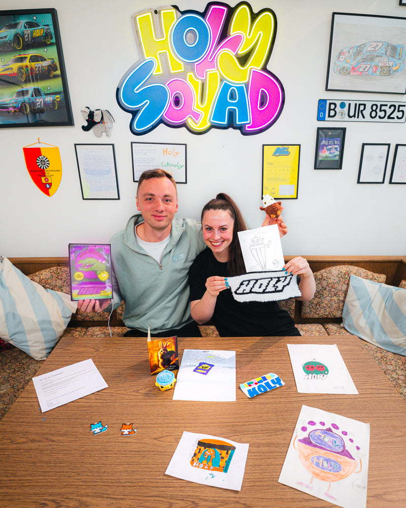 <p>HOLY.Matze & HOLY.Linda mit kreativen Squad-Einsendungen im Squad Raum</p>
