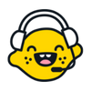 Niedliches gelbes Emoticon mit Kopfhörern und einem Mikrofon am Mund, das glücklich aussieht.