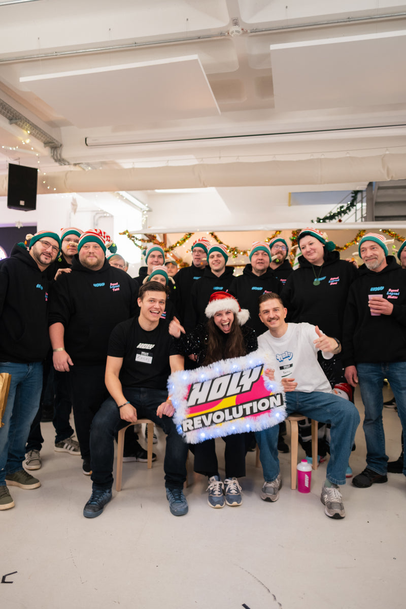 <p>Die Squad Legenden mit unseren Community Managern HOLY.Lucas, HOLY.Linda & HOLY.Benny (v.li. nach re.) – Secret Santa Squad Event in Berlin 2025 </p>