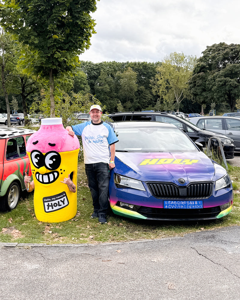 <p>Squad Member Sebbo beim HOLY x Hotfoot Run Squad Event mit unserem Shaker-Maskottchen & seinem folierten Auto </p>