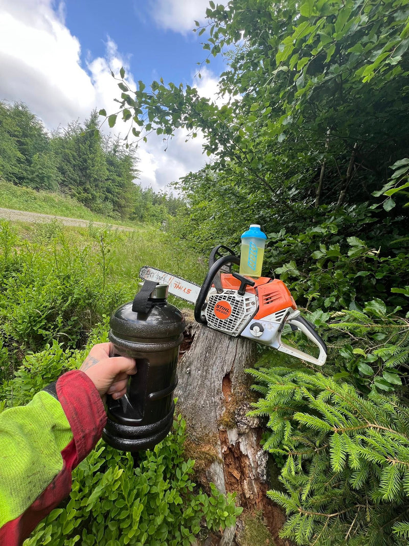 <p>Squad Member Jonas im Einsatz mit voller Giga Gallon & Shaker </p>
