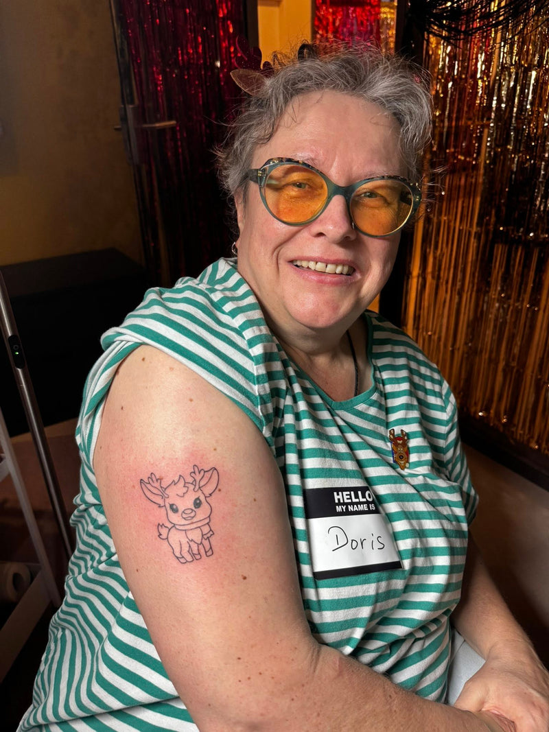 <p>Squad Member Doris mit ihrem ersten Tattoo – Secret Santa Squad Event 2025</p>
