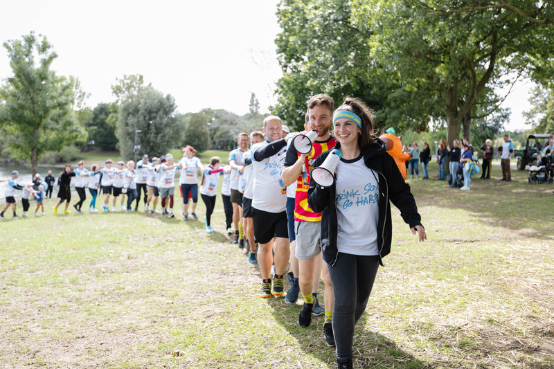 <p>HOLY.Linda & HOLY.Flo beim Warm-Up der 200 Squad Member vor dem HOLY x Hotfoot Run 2025</p>
