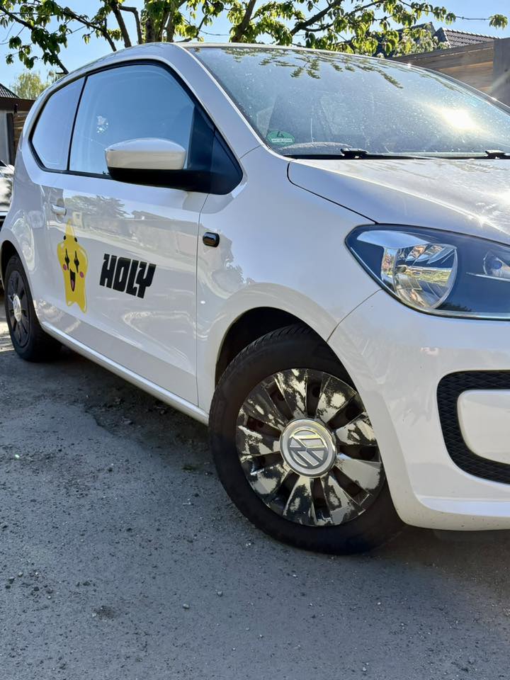 <p>Das Auto von Squad Member Nicos Familie ist auch HOLYfiziert unterwegs! </p>