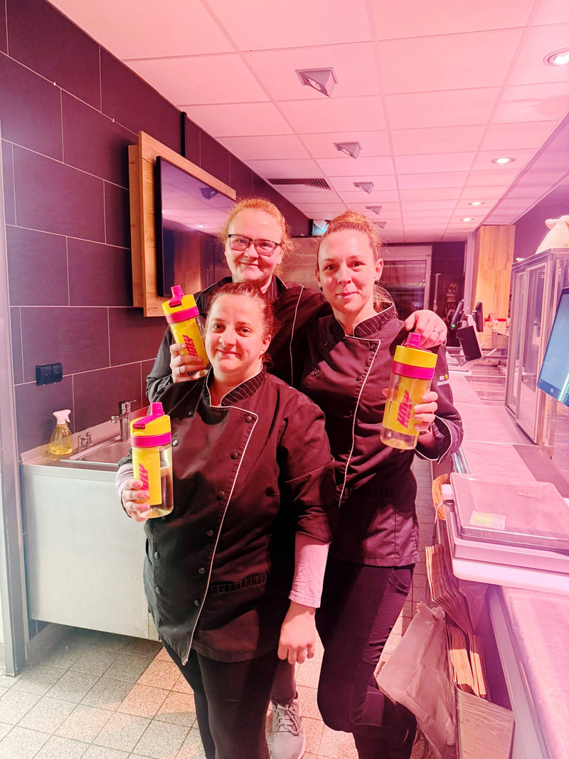 <p>Matching Syrup Bottles – Squad Member Sandra mit ihren Kolleginnen </p>