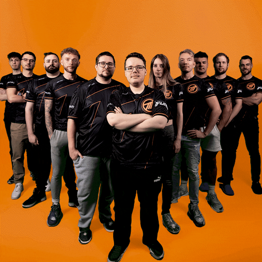 Gruppe von zwölf Personen in schwarzen Trikots steht auf orangem Hintergrund.